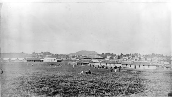 Local histories hīkoi with Rowan Light