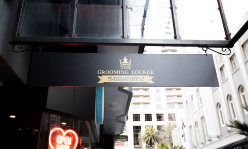 Grooming lounge outside sign